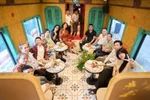 Des visiteurs à bord du train. Photo: baodautu.vn