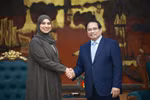 Le PM Pham Minh Chinh reçoit la ministre du Changement climatique et de l'Environnement des EAU, Amna bint Abdullah Al Dahak. Photo: VNA