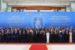 Le président Luong Cuong et le secrétaire général de l'ONU, António Guterres, posent pour une photo avec les chefs de délégation participant à la cérémonie d'ouverture à la signature de la Convention de Hanoï. Photo : VNA