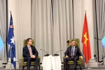 Le ministre des Finances, Ngo Van Tuan, a tenu une réunion de travail avec les dirigeants de l'université RMIT, notamment le professeur Alec Cameron, vice-président et président de l'université. (Photo : tapchikinhtetaichinh.vn.)