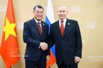 Le Premier ministre Le Minh Hung (à gauche) rencontre le président russe Vladimir Poutine. Photo: VNA