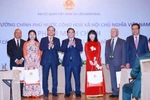 Le Premier ministre remet des cadeaux à la communauté vietnamienne en Russie. Photo: VNA
