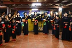Interprétation du « dan tinh » et du chant « then » pour les touristes au homestay Tai Ngao, hameau Na Tong, commune de Thuong Lam, province de Tuyen Quang. Photo : VNA