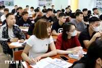 Des travailleurs apprennent le sud-coréen avant de partir travailler à l'étranger. Photo : VNA