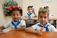 Les élèves de première année découvrent avec joie leur nouvelle classe. Photo : VNA 