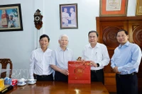 Le président de l’Assemblée nationale, Tran Thanh Man rend visite à l’ancien président Nguyen Minh Triet. Photo: VNA