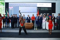 Le Premier ministre Pham Minh Chinh et sa délégation donne le coup d'envoi de la séance boursière à la Bourse de Johannesburg. Photo : VNA