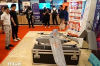 Un espace d'exposition présente des produits technologiques liés à l'IA, l'écosystème de l'IA et les politiques visant à encourager son développement à Da Nang. Photo : VNA