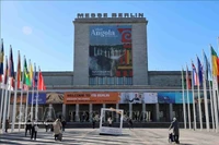 L'espace d'exposition du Vietnam se distingue par ses stands spacieux et visuellement attrayants, mettant en valeur les produits phares des entreprises ainsi que des symboles culturels vietnamiens. Photo: VNA