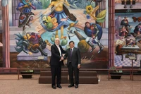 Le vice-ministre de l'Agriculture et de l'Environnement Tran Thanh Nam (droite) et le secrétaire mexicain à l'Agriculture et au Développement rural, Julio Berdegué Sacristán. Photo: VNA