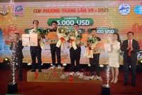 Le comité d'organisation remet les prix aux lauréats. Photo: VNA