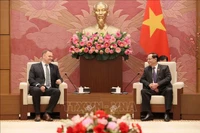 Le vice-président de l’Assemblée nationale du Vietnam, le général de corps d’armée Tran Quang Phuon reçoit le 3 février une délégation de la Commission de la sécurité nationale du Parlement hongrois, conduite par son président Zoltán Sas. Photo : VNA