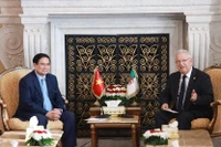 Le Premier ministre vietnamien Pham Minh Chinh (gauche) et le président du Conseil de la Nation d'Algérie, Azzouz Nasri. Photo: VNA
