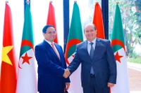 Le Premier ministre Pham Minh Chinh (gauche) et son homologue algérien Sifi Ghrieb. Photo: VNA