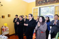Le président de l’Assemblée nationale, Tran Thanh Man, rend hommage au Président Ho Chi Minh à la Maison 67, au sein du site historique du Palais présidentiel. Photo: VNA
