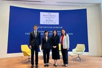 Le Duc Hanh, consule générale du Vietnam à Hong Kong (deuxième à partir de la gauche), et des délégués participant à l'événement. Photo : VNA