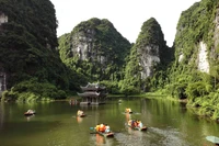 La zone touristique de Trang An dans la province de Ninh Binh (Nord) est une destination prisée des visiteurs. Photo : VNA