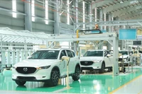 Chaîne de montage de voitures à l’usine de la Société par actions automobile Truong Hai (Thaco), dans la zone économique ouverte de Chu Lai (Da Nang). Photo : VNA