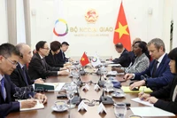 Entretien entre le ministre des AE Le Hoai Trung et la secrétaire générale de la Francophonie Louise Mushikiwabo. Photo: VNA