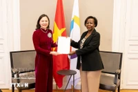 L’ambassadrice Nguyen Thi Van Anh (gauche) et la secrétaire générale de la Francophonie, Louise Mushikiwabo. Photo: VNA