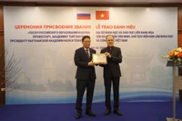 L’ambassade de Russie au Vietnam, en partenariat avec l’Académie des sciences et des technologies du Vietnam (VAST), a décerné, le 5 février à Hanoï, au professeur et académicien Châu Van Minh, président de la VAST, le titre honorifique d’Ambassadeur de la science et de l’éducation de Russie (gauche). Photo: VNA