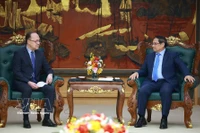 Rencontre entre le Premier ministre Pham Minh Chinh (droite) et l'ambassadeur de Russie au Vietnam. Photo: VNA