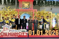 Les passagers du vol QR974 reliant le Qatar à Hô Chi Minh-Ville reçoivent des cadeaux des organisateurs. Photo : VNA