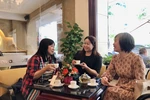 Les visiteurs dégustent le thé vietnamien. Photo: VNA