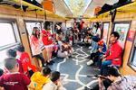 Le premier train expérimental, enrichi d'activités culturelles, est déjà circulé entre les gares de Hanoï et Gia Lâm lors du Festival de design créatif de Hanoï 2023. Photo: hanoimoi.vn