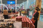 Le stand présente des spécialités de la province de Dien Bien. Photo: VNA