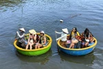 Les visiteurs s’adonnent à des balades en bateau-panier à travers la mangrove. Photo: VNA