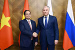 Le Premier ministre vietnamien Pham Minh Chinh (gauche) et le président de la Douma d’État russe, Viatcheslav Volodine. Photo: VNA