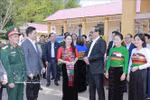 Le vice-président de l'Assemblée nationale, Tran Quang Phuong, inspecte les conditions de vote au bureau de vote n° 10, village de Tan Thanh. Photo : VNA