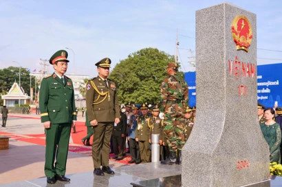 Les deux ministres vietnamien et cambodgien de la Défense procèdent à la salutation conjointe de la borne 171. Photo: VNA