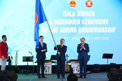 Le ministre de la Culture, des Sports et du Tourisme, Nguyên Van Hung, préside la cérémonie de remise de la présidence de la 9ᵉ Réunion ministérielle de l’ASEAN sur le sport (AMMS 9) à la délégation cambodgienne. Photo: bvhttdl.gov.vn