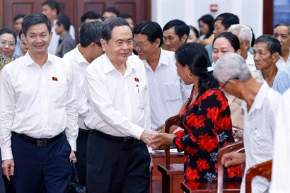 Le président de l’Assemblée nationale (AN), Trân Thanh Mân, rencontre les électeurs de la ville de Cân Tho. Photo: VNA