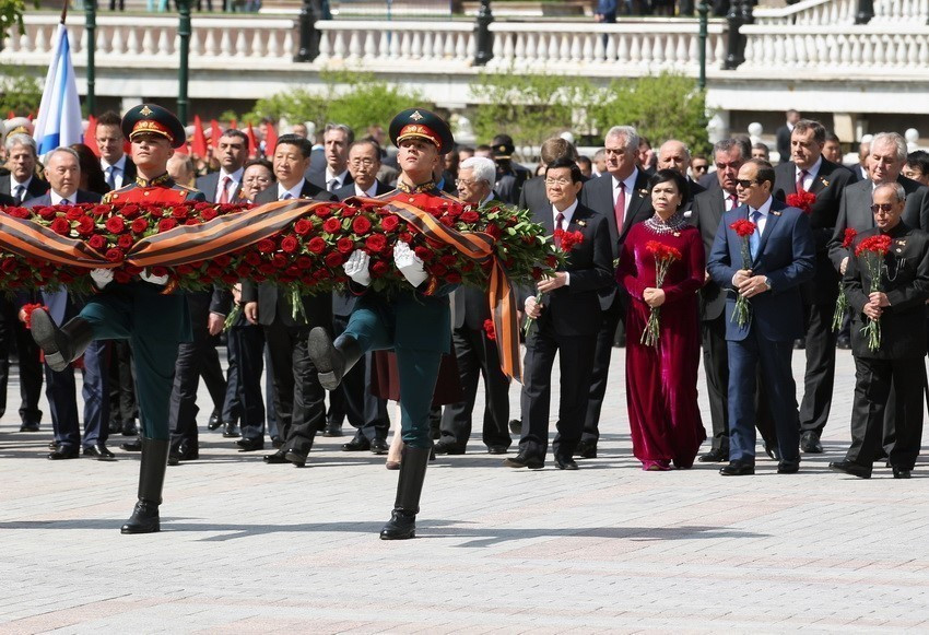 Le président Truong Tân Sang et son épouse lors de la cérémonie de dépôt d'une gerbe au mémorial du Soldat inconnu sur la Place Rouge, à l’occasion du 70ᵉ anniversaire de la Victoire dans la Grande Guerre patriotique (Russie, 9 mai 2015). Photo : VNA