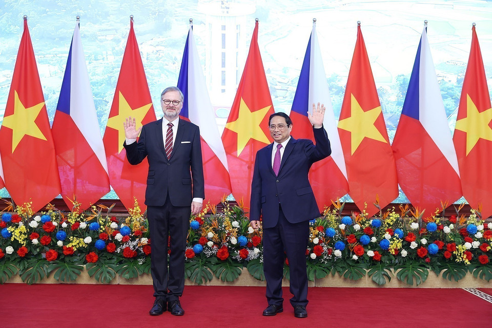 Le Premier ministre Pham Minh Chinh (droite) et son homologue tchèque Petr Fiala. Photo: Duong Giang/VNA