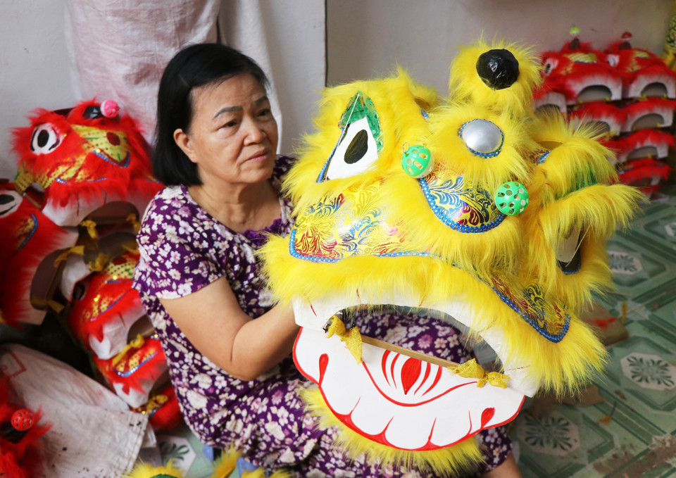 Le foyer de Mme Truong Thi Kim Chi, dans le quartier de Phu Xuân à Huê, fabrique des têtes de lion de petite taille destinées à la vente à l’occasion de la Fête de la Mi-Automne 2025. Photo: Nguyên Ly/VNA