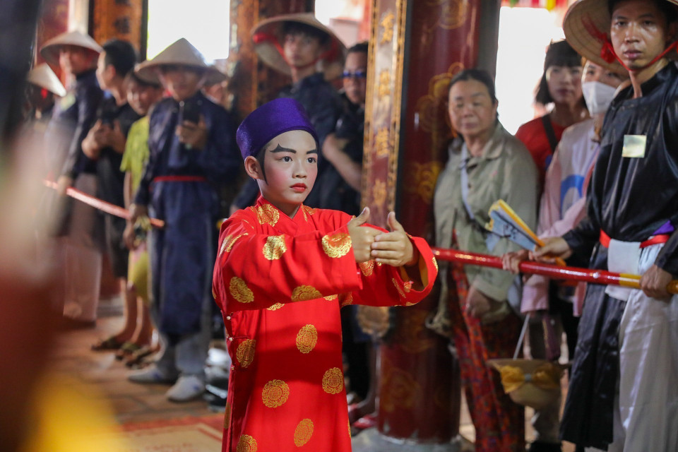 Un jeune maître accomplit les rituels dans le temple de Phu Dông.