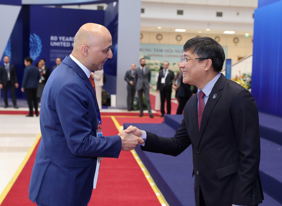 Le vice-ministre permanent des Affaires étrangères, Nguyên Minh Vu, accueille les chefs de délégation participant à la cérémonie d'ouverture à la signature de la Convention des Nations Unies contre la cybercriminalité (Convention de Hanoï). Photo : VNA