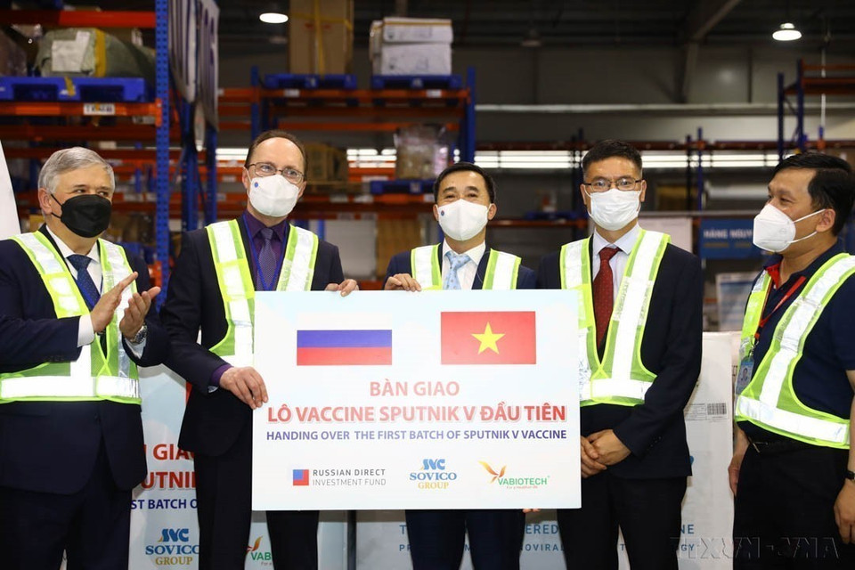 L'ambassadeur de Russie au Vietnam, Gennady Bezdetko, remet le premier lot de vaccin Spoutnik V au vice-ministre de la Santé, Trân Van Thuân. Il s'agit d'un lot de vaccins fourni au Vietnam par le Fonds d'investissement direct russe (Hanoï, 29 septembre 2021). Photo : VNA