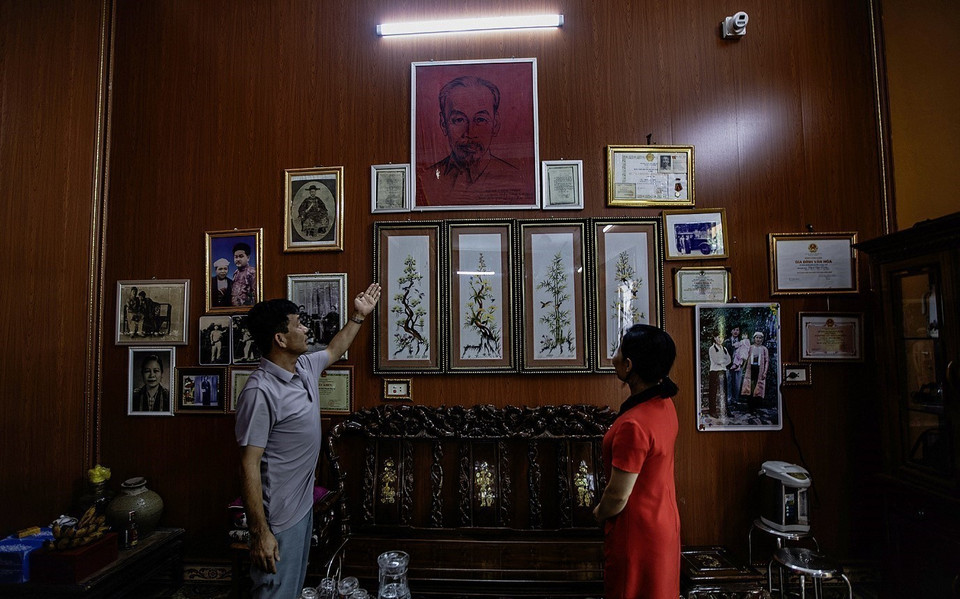 L’espace d’exposition, aménagé dans la maison de Dinh Công Thao à Muong Coi, commune de Luong Son, province de Phu Tho, présente des photographies d’archives ainsi que des lettres adressées par le Président Hô Chí Minh et le général Vo Nguyên Giap à l’ancêtre de Dinh Công Huy de la lignée des Dinh Công. Photo: VNA