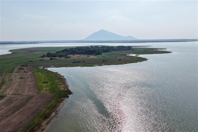 Le lac Dâu Tieng, le plus grand lac d'irrigation artificiel du Vietnam, déploie sa beauté poétique et majestueuse au pied de la Montagne Bà Den. Photo : Giang Phuong - VNA
