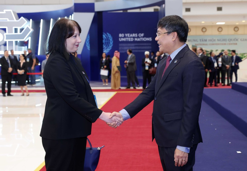 Le vice-ministre permanent des Affaires étrangères, Nguyên Minh Vu, accueille les chefs de délégation participant à la cérémonie d'ouverture à la signature de la Convention des Nations Unies contre la cybercriminalité (Convention de Hanoï). Photo : VNA