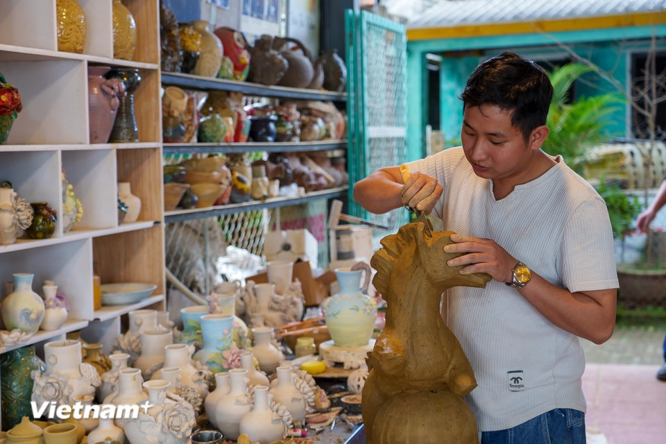 À l’atelier Son Thuy, l'artisan Nguyen Viet Lam s'engage dans une course contre la montre. Cette année, son modèle de "Loc Ma" arbore une allure trapue et noble, évoquant l'abondance et la sérénité. Photo : Vietnam+