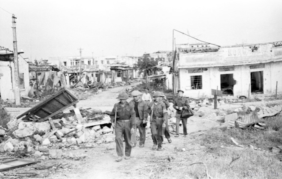 Pendant la guerre de libération nationale, les journalistes de la VNA se trouvaient sur les fronts les plus intenses et les plus difficiles, afin de témoigner du courage et de l’héroïsme de nos forces armées et de notre peuple. Sur la photo : des journalistes de la VNA dans la rue Trân Hung Dao, à Quang Tri, en 1972. Photo : VNA