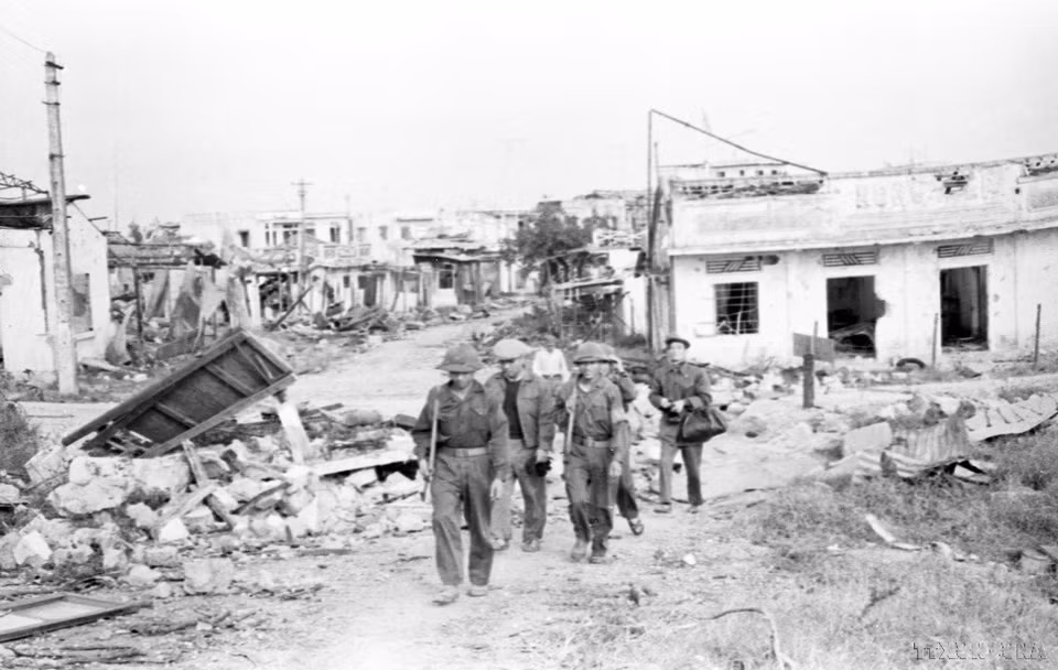 Pendant la guerre de libération nationale, les journalistes de la VNA se trouvaient sur les fronts les plus intenses et les plus difficiles, afin de témoigner du courage et de l’héroïsme de nos forces armées et de notre peuple. Sur la photo : des journalistes de la VNA dans la rue Trân Hung Dao, à Quang Tri, en 1972. Photo : VNA