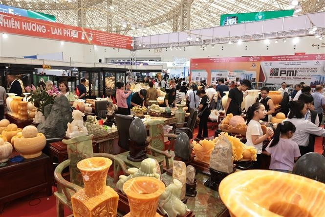 Des visiteurs admirent les collections exposées au pavillon des pierres précieuses de la Foire d’Automne 2025. Photo: Trân Viêt/VNA