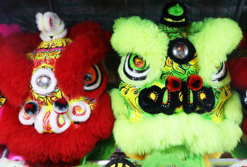 Truong Nhu Rem confectionne de grandes têtes de lion multicolores destinées aux célébrations de la Fête de la Mi-Automne. Photo: Nguyên Ly/VNA